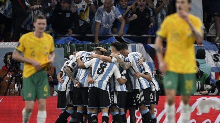 Pemain depan Argentina Julian Alvarez (tengah) merayakan dengan rekan satu timnya setelah dia mencetak gol kedua timnya selama pertandingan sepak bola babak 16 besar Piala Dunia 2022 Qatar antara Argentina dan Australia di Stadion Ahmad Bin Ali di Al-Rayyan, barat Doha.