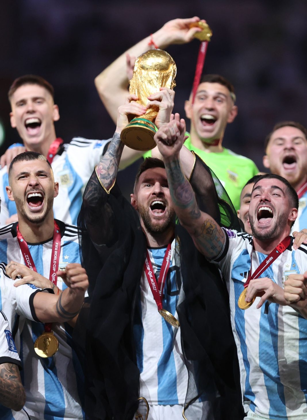 Lionel Messi mengangkat piala usai Argentina mengalahkan Prancis dalam laga Piala Dunia 2022 di Lusail Iconic Stadium.