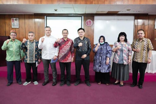 Plt Asisten Ekonomi dan Pembangunan Kota Medan Mansursyah foto bersama dengan Direktur RSUD Dr Pirngadi Medan dr Syamsul Arifin Nasution SpOG dan lainnya usai membuka FGD tata kelola limbah B3 pada pelayanan kesehatan Kota Medan di RSUD Dr Pirngadi Medan.