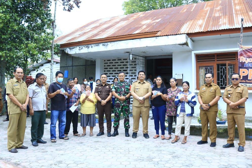 Bupati Samosir Vandiko Gultom didampingi Kasi Intel Kejari Samosir Tulus Tampubolon, Danramil Pangururan Kapten Inf Sugino, SAB Bidang Tata Kelola Pemerintahan Rudi SM Siahaan, Inspektur Kabupaten Marudut Tua Sitinjak, Kepala BPBD Sarimpol Simanihuruk foto bersama usai menyerahkan secara simbolis bantuan sosial dampak inflasi kenaikan BBM kepada warga.