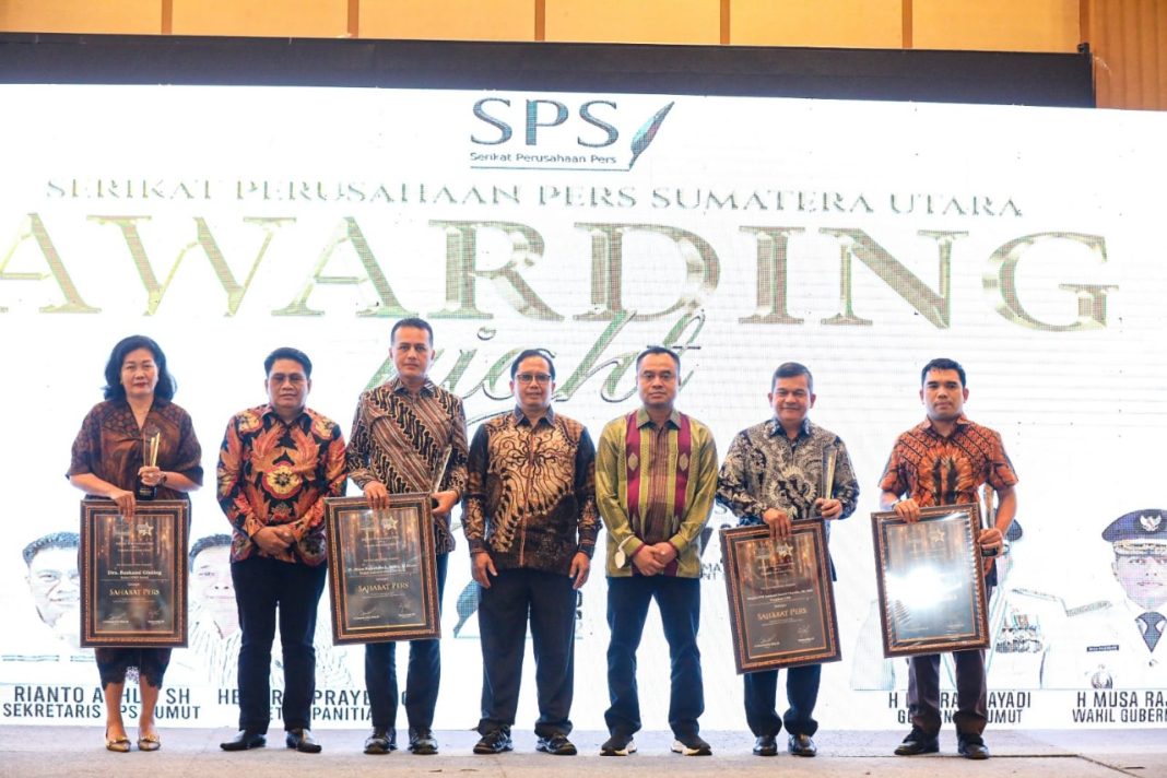 Para tokoh penerima penghargaan Sahabat Utama Pers termasuk Ketua DPRD Sumut Baskami Ginting diwakili istrinya Nyonya Riahta br Bukit, pada acara Night Awarding SPS Sumut.