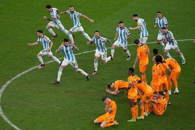 Para pemain Argentina bersuka cita, sedangkan pemain Belanda tertunduk lesu usai adu penalti dilakukan dalam laga perempat final Piala Dunia 2022 di Stadion Lusail, Doha, Qatar.