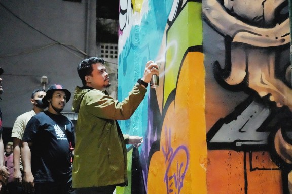 Wali Kota Medan Bobby Nasution mencantumkan tandatangan di acara Medan Street Art Festival Mural dan Graffiti 2022, Minggu (4/12/2022).