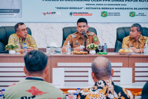 Wali Kota Medan Bobby Nasution memberikan kata sambutan pada launching penerapan KKPD dalam pelaksanaan belanja daerah di Balai Kota Medan, Senin (5/12/2022).