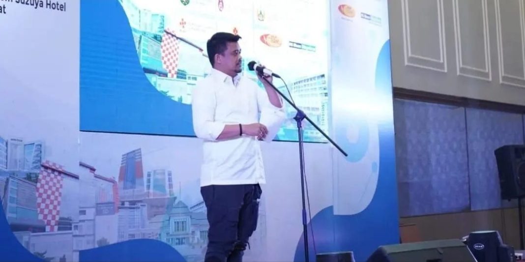 Wali Kota Medan Bobby Nasution memberikan kata sambutan pada roadshow MMT 2022 di Labuhanbatu tepatnya di Seroja Ballroom Suzuya Hotel, Rantau Prapat.