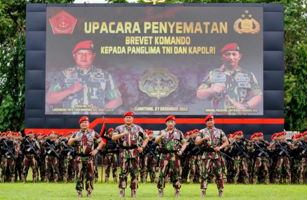 Kapolri Jenderal Polisi Listyo Sigit Prabowo dan Panglima TNI Laksamana Yudo Margono disematkan Baret Merah dan Brevet Komando dari pasukan elite Kopassus.