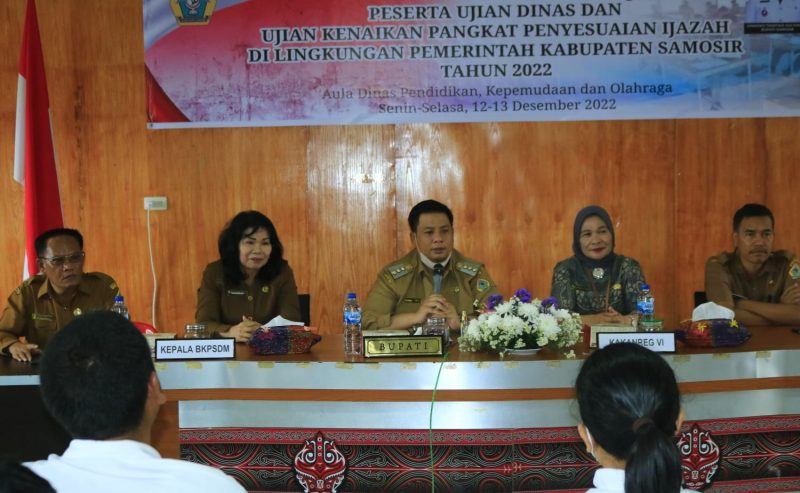 Bupati Samosir Vandiko T Gultom membuka kegiatan ujian dinas dan kenaikan pangkat penyesuaian ijazah di lingkungan Pemkab Samosir Tahun 2022 yang dilaksanakan di Aula Dinas Pendidikan, Kepemudaan dan Olahraga Kabupaten Samosir, Desa Siopat Sosor.