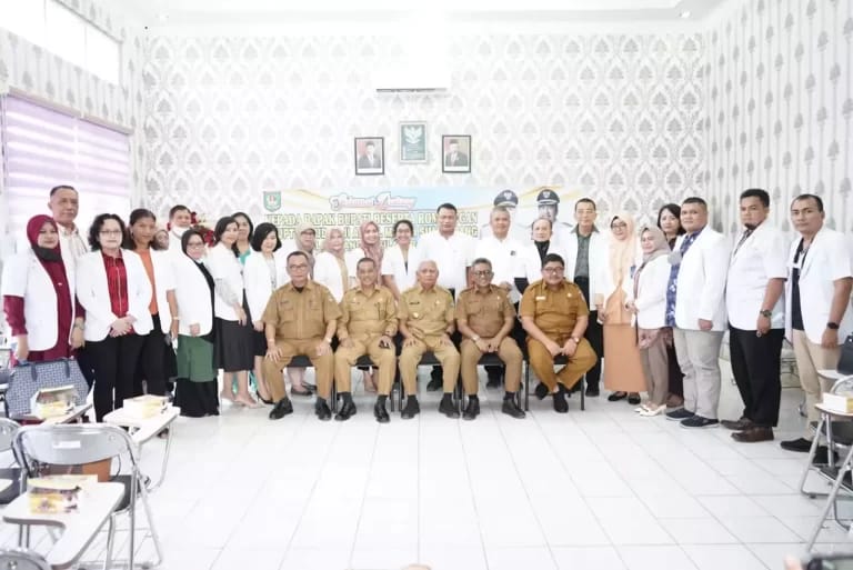 Bupati Asahan H Surya BSc foto bersama dengan lainnya saat mengunjungi UPTD RSUD HAMS Kisaran untuk bersilaturahmi dengan para dokter yang bertugas di UPTD HAMS Kisaran.