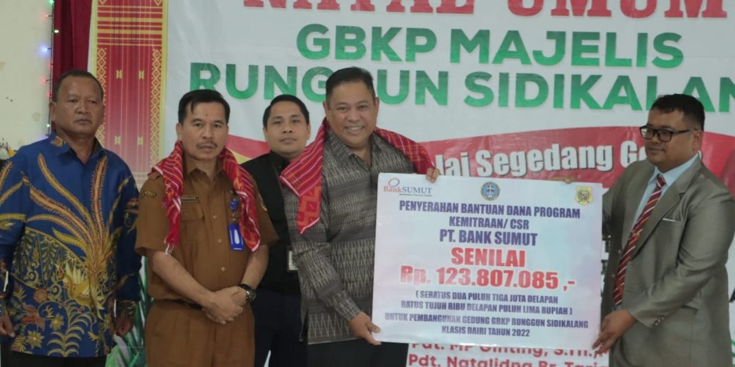 Bupati Dairi Dr Eddy Keleng Ate Berutu menyerahkan bantuan CSR dari Bank Sumut guna pembangunan gereja GBKP Jalan Sudirman, Sidikalang, saat menghadiri kebaktian Natal Umum GBKP Majelis Runggun Sidikalang, di Balai Budaya, Sidikalang.