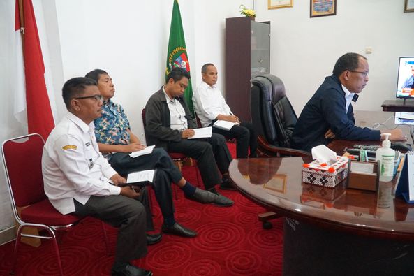 Bupati Humbahas Dosmar Banjarnahor SE mengikuti zoom meeting dalam rangka ‘kick off’ kerjasama pengembangan kawasan Food Estate Sumut.