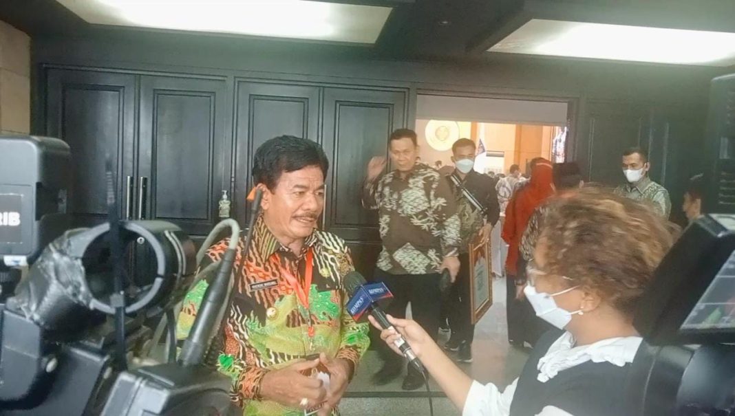 Bupati Nias Barat Khenoki Waruwu setelah menerima penghargaan IGA Tahun 2022 dengan Predikat Terinovatif Kategori Kabupaten Daerah Tertinggal, diwawancarai wartawan.