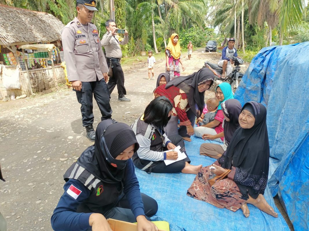 Tim Dokkes Polres Langkat dan Polsek Hinai memberi pelayanan kesehatan kepada warga di Dusun V, Desa Muka Paya, Kecamatan Hinai, Kabupaten Langkat.