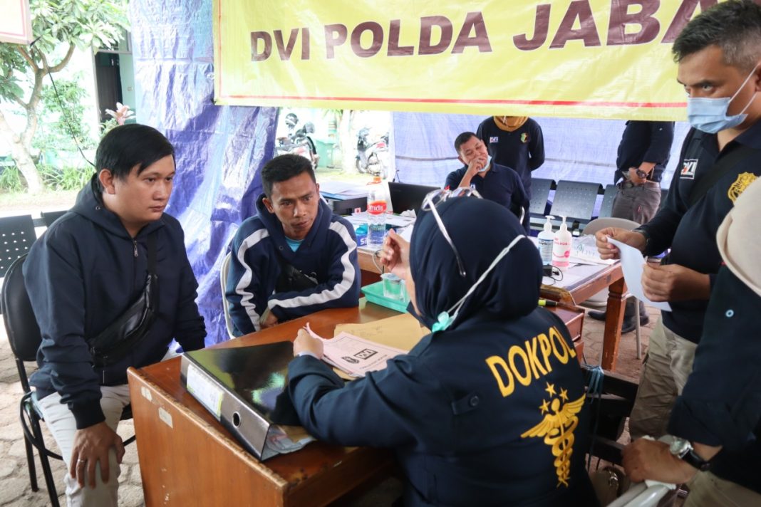 Warga yang akan mengambil jenazah keluarganya yang telah berhasil diidentifikasi oleh Tim DVI Polda Jabar.