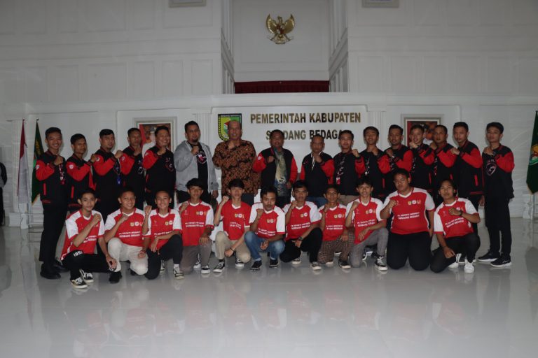 Bupati Sergai H Darma Wijaya foto bersama dengan lainnya saat melepas kontingen selekda atlet e-Sport Indonesia, di ruang kerjanya di Kompleks Kantor Bupati Sergai, Sei Rampah.