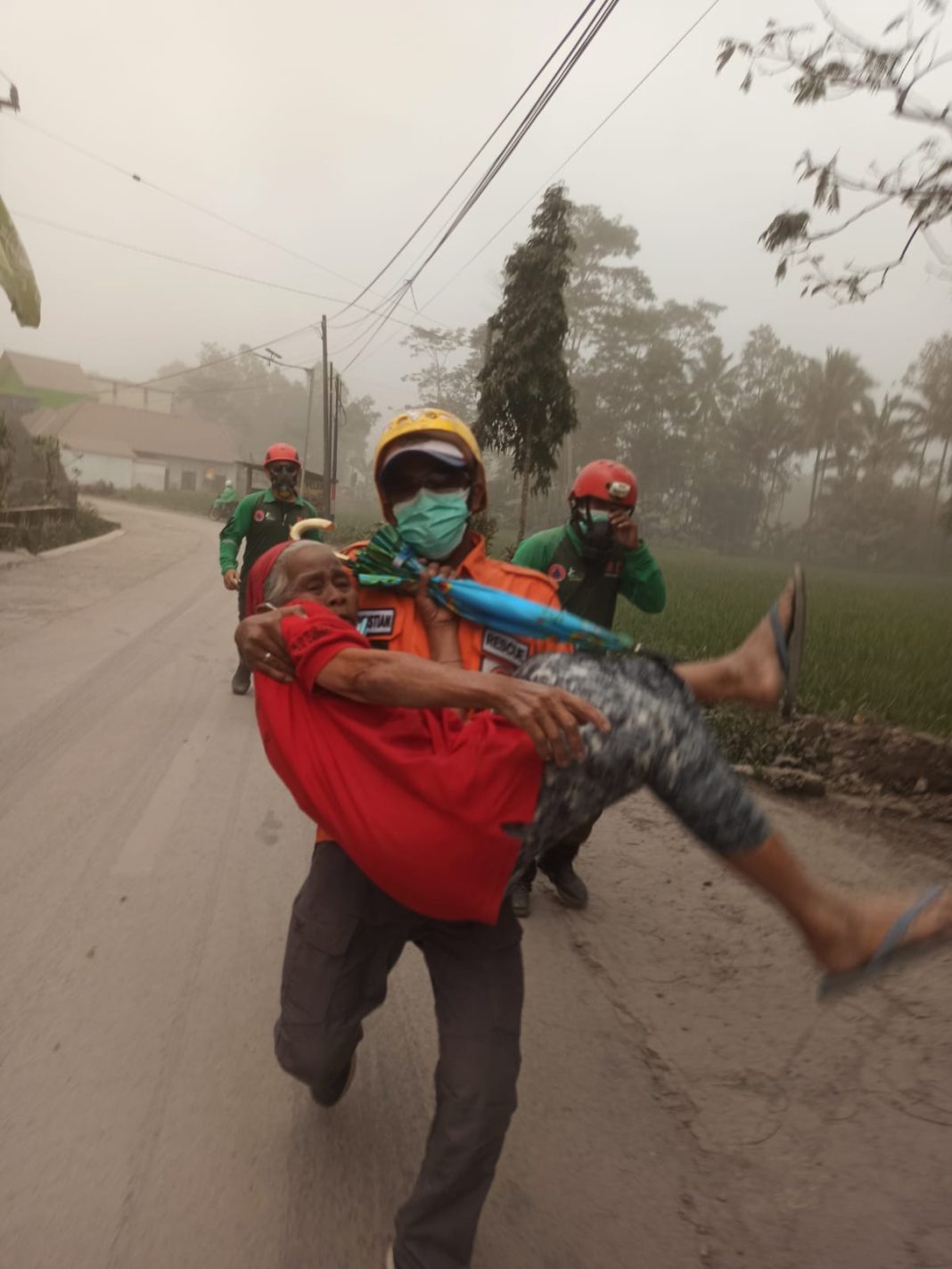 Tim reaksi cepat BPBD Kabupaten Lumajang mengevakuasi masyarakat agar menjauhi zona merah Gunungapi Semeru, Kabupaten Lumajang.