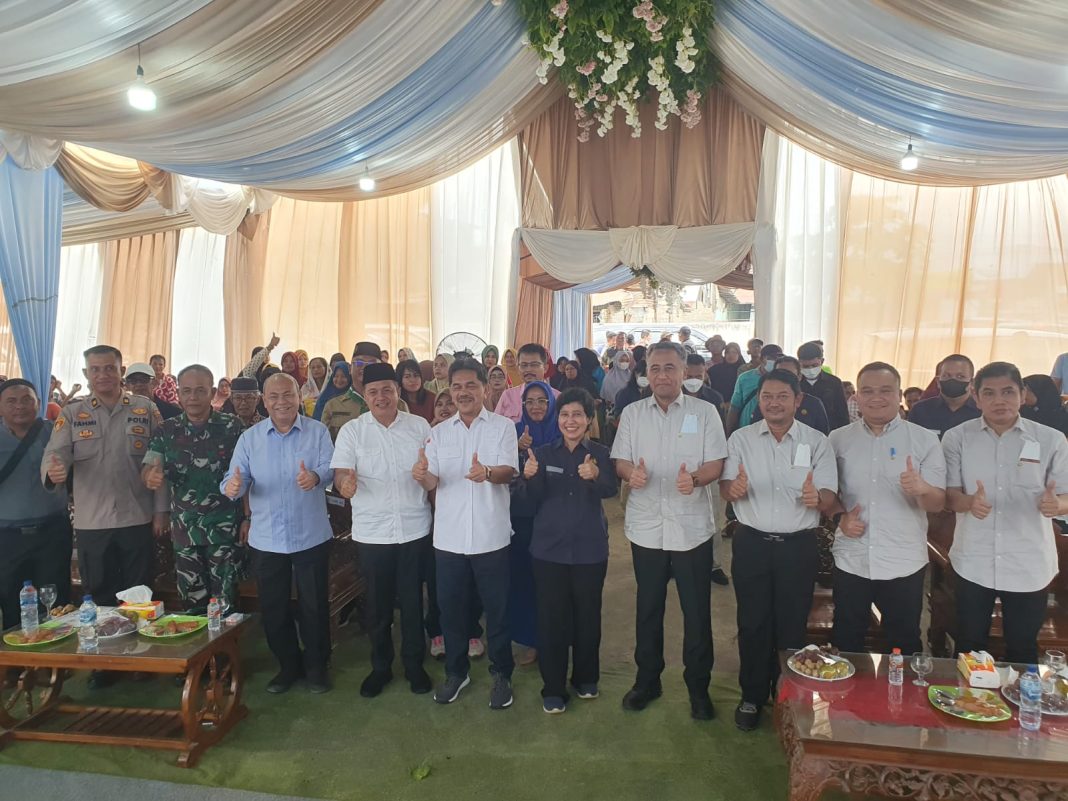 EVP Operasi Distribusi Sumatera Kalimantan PT PLN (Persero) Agung Nugraha dan General Manager PLN UID Sumut Tonny Bellamy dan Manajer UP3 Pematangsiantar Gading Aji hadir pada Peresmian dan Penyalaan Pertama program BPBL di Desa Suka Maju, Kecamatan Tanjung Tiram, Kabupaten Batubara.