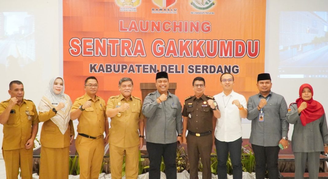 Wakil Bupati Deliserdang HMA Yusuf Siregar dan Ketua Bawaslu Deliserdang M Ali Sitorus SAg foto bersama dengan Kasat Reskrim Polresta Deliserdang serta Kasi Intelijen Kejari Deliserdang, usai launching Sentra Gakkumdu, di Batangkuis.