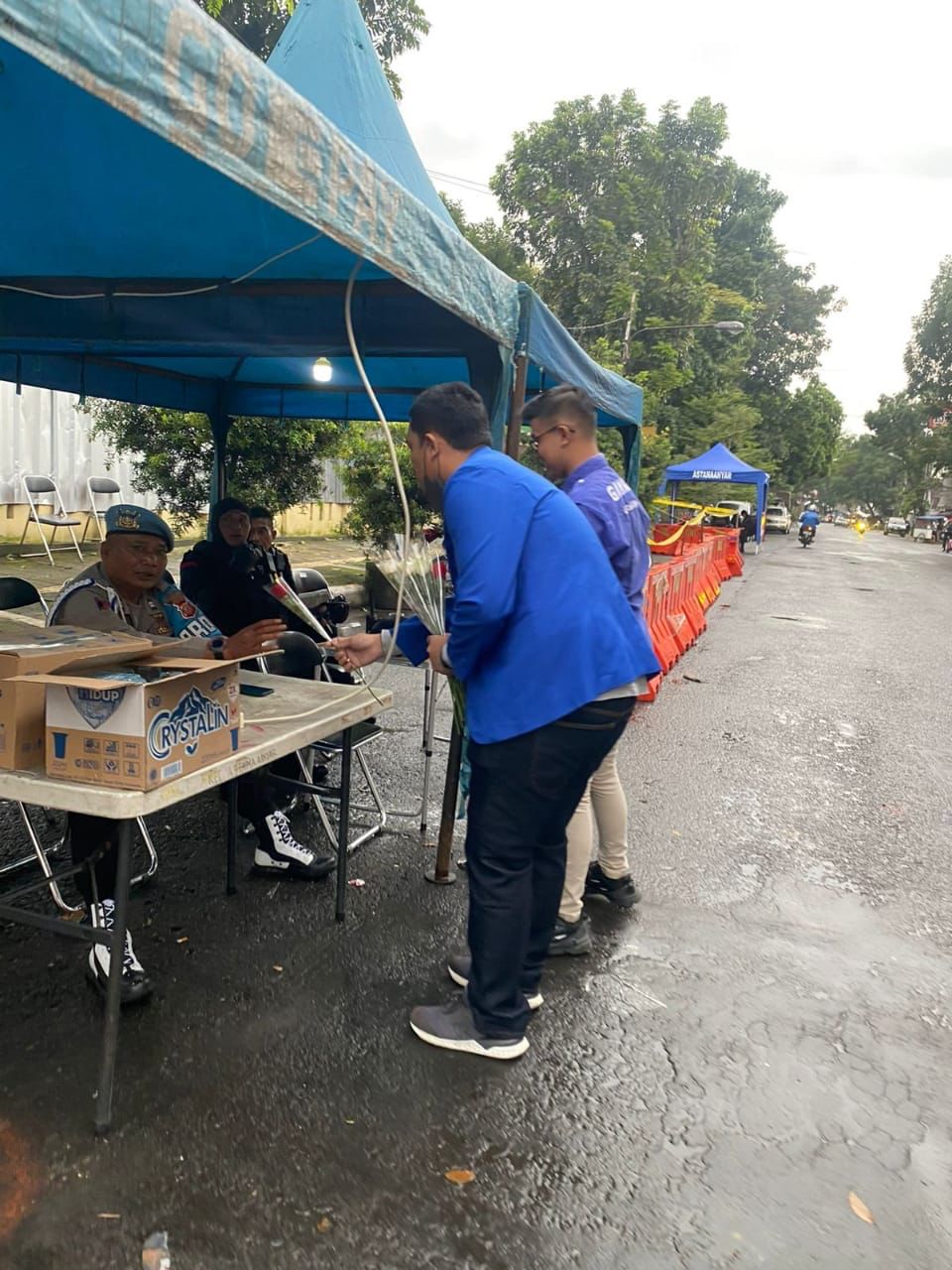 GAMKI melakukan aksi solidaritas berbagi bunga di sekitar Polsek Astana Anyar Bandung.