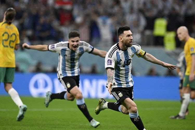 Kapten Argentina Lionel Messi merayakan golnya ke gawang Australia pada laga babak 16 besar Piala Dunia 2022 di Stadion Ahmad bin Ali, Al Rayyan, Qatar.