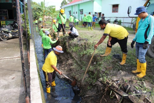 Kecamatan Medan Helvetia melakukan gotong royong bersama membersihkan wilayahnya dari sampah.