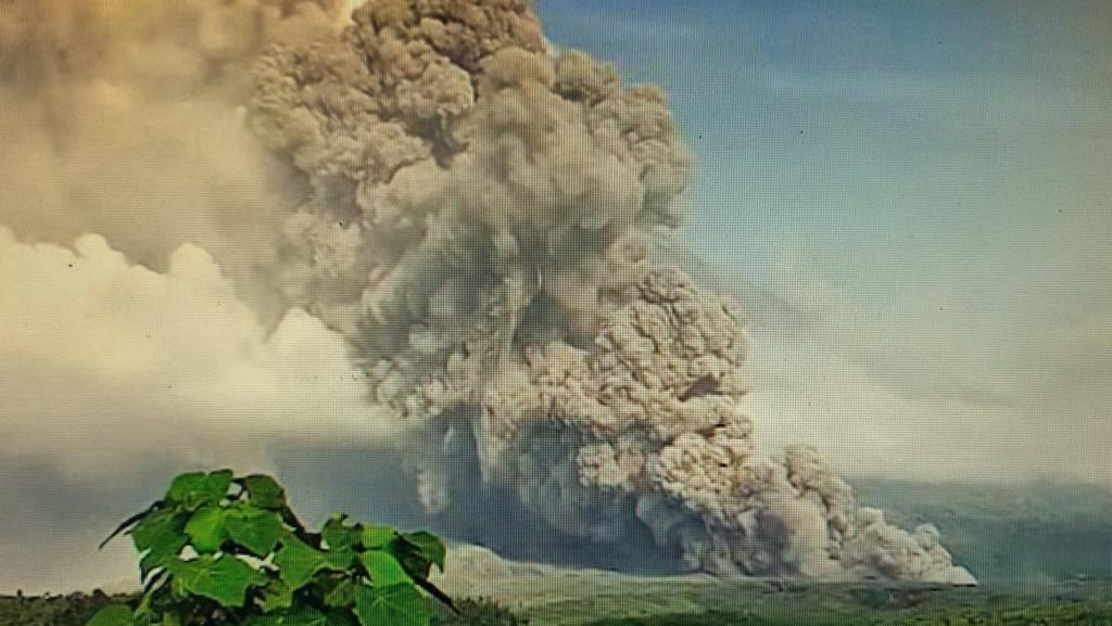 Gunungapi Semeru kembali muntahkan APG.