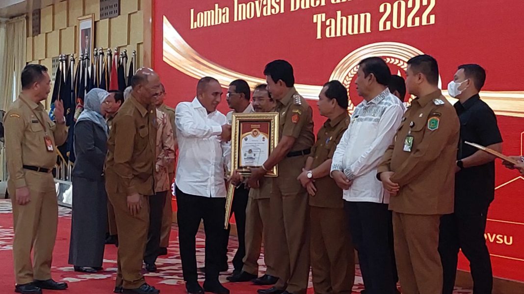 Bupati Nias Barat Khenoki Waruwu menerima hadiah kejuaraan lomba inovasi daerah dari Gubernur Sumut Edy Rahmayadi.