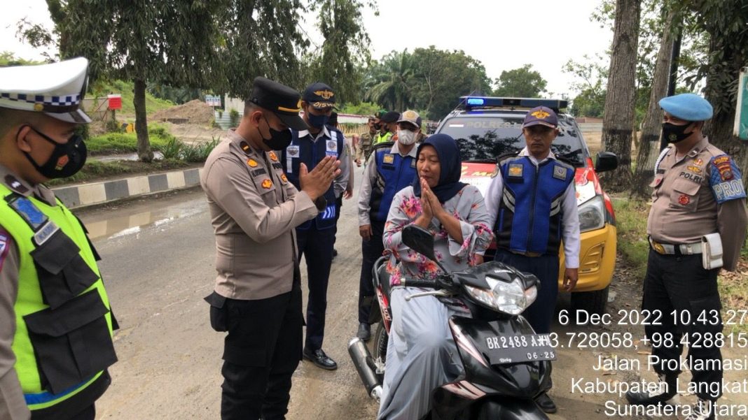 Petugas memberikan imbauan kepada pengendara yang tidak menggunakan helm di Jalan Proklamasi, Pasar VII Kwala Bingai, Kecamatan Stabat, Kabupaten Langkat, Selasa (6/12/2022).