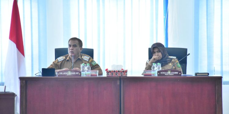 Pemkab Madina menggelar rapat koordinasi pemerintahan yang langsung dipimpin Bupati Mandailng Natal HM Jakfar Sukhairi Nasution dan Wakil Bupati Mandailing Natal Atika Azmi Utammi Nasution dilaksanakan di Aula Kantor Bupati Komplek Perkantoran Payaloting Panyabungan.