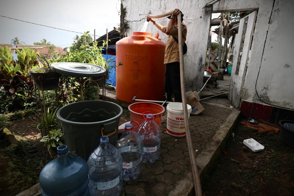 Tim BNPB melakukan distribusi air bersih di RT 01 RW 07 Kampung Kuta Wetan, Desa Mangunkerta, Kecamatan Cugenang, Kabupaten Cianjur, Jawa Barat.