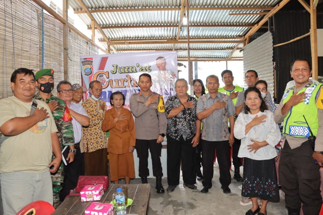 Kapolres Pematangsiantar AKBP Fernando SIK foto bersama warga usai melaksanakan Curhat Kamtibmas di Jalan WR Supratman, Kelurahan Proklamasi, Kecamatan Siantar Barat.