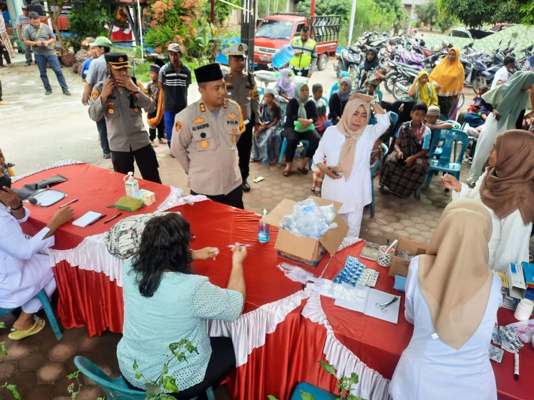 Kapolres Sergai AKBP Ali Machfud didampingi Wakapolres Kompol Sofyan dan Kasat Lantas Iptu Andita Sitepu meninjau pelaksanaan sunat massal dan pengobatan gratis yang digagas Bidan Juliana, istri Kanit Turjawali Satlantas Polres Sergai, Ipda Iman yang digelar di Klinik Bidan Juliana di Dusun I Desa Pematang Setrak, Kecamatan Telukmengkudu.