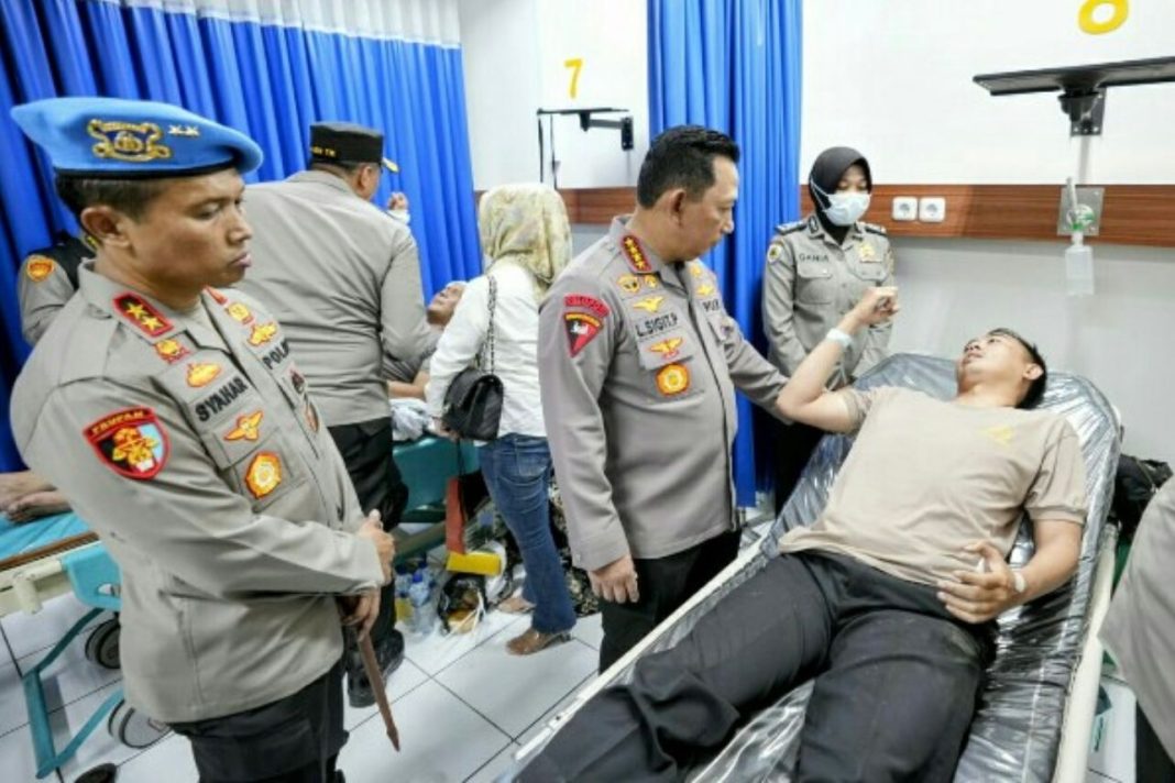 Kapolri Jenderal Polisi Drs Listyo Sigit Prabowo MSi didampingi Kadiv Propam Polri Irjen Pol Syahardiantono menjenguk korban peristiwa bom bunuh diri Polsek Astana Anyar di RS Immanuel, Bandung, Rabu (7/12/2022) malam.