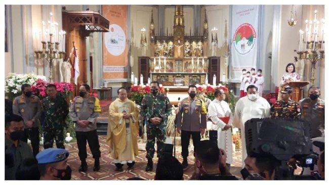 Kapolri Jenderal Polisi Drs Listyo Sigit Prabowo MSi dan Panglima TNI Laksamana Yudo Margono mengunjungi Gereja Katedral di Jakarta untuk meninjau pelaksanaan malam misa Natal.