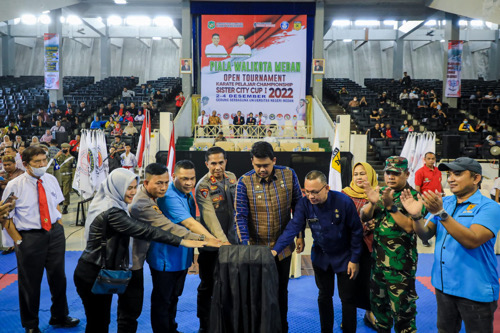 Open Turnamen Karate Pelajar Championship Sister City Cup I 2022 dibuka Wali Kota Medan Bobby Nasution didampingi lainnya di Gedung Serbaguna Unimed, Pancing.