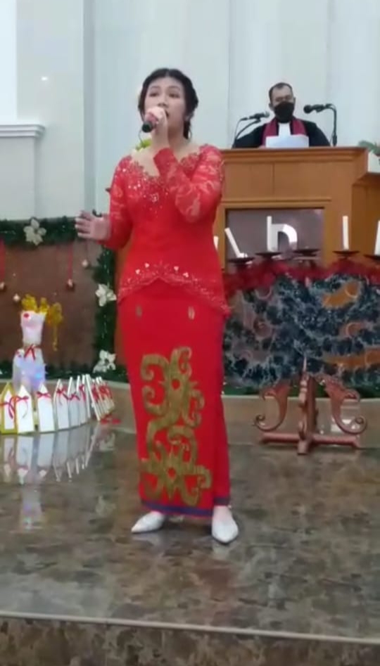 Keisha Cecilia Bibina Bukit mempersembahkan lagu di Perayaan Natal Anak KA/KR GBKP Setia Budi.