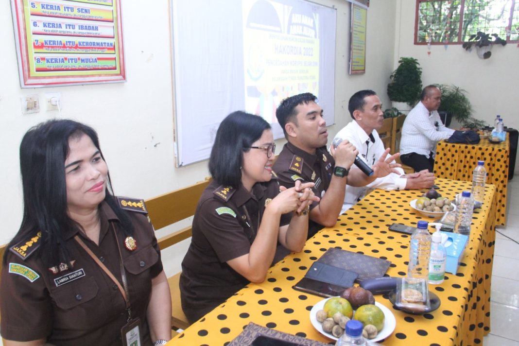 Tim Penyuluhan Hukum Kejati Sumut dipimpin Kasi Penkum Yos A Tarigan saat menyampaikan materinya di salah satu SDN, Kecamatan Namorambe, Kabupaten Deliserdang, Rabu (7/12/2022).