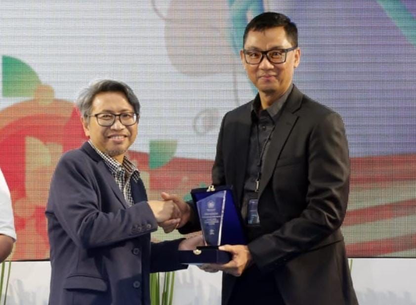 Direktur Jenderal Perbendaharaan Kementerian Keuangan, Astera Primanto Bhakti menyerahkan penghargaan kepada Dirut PLN Darmawan Prasodjo di Jakarta.