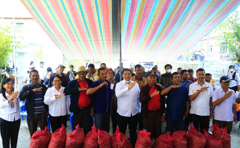 Bupati Samosir Vandiko T Gultom ST didampingi Kadis Ketapang dan Pertanian Dr Tumiur Gultom, Kadis Kominfo Immanuel TP Sitanggang foto bersama dengan para kelompok tani usai menyerahkan secara simbolis bantuan tersebut di halaman Kantor Dinas Ketapang dan Pertanian Kabupaten Samosir.