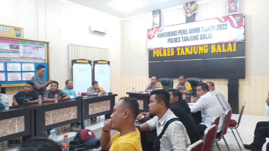 Kapolres Tanjungbalai AKBP Ahmad Yusuf Afandi didampingi Wakapolres Kompol H Jumanto, saat menggelar konferensi pers capaian kinerja selama tahun 2022, di Aula Pesat Gatra Polres Tanjungbalai.