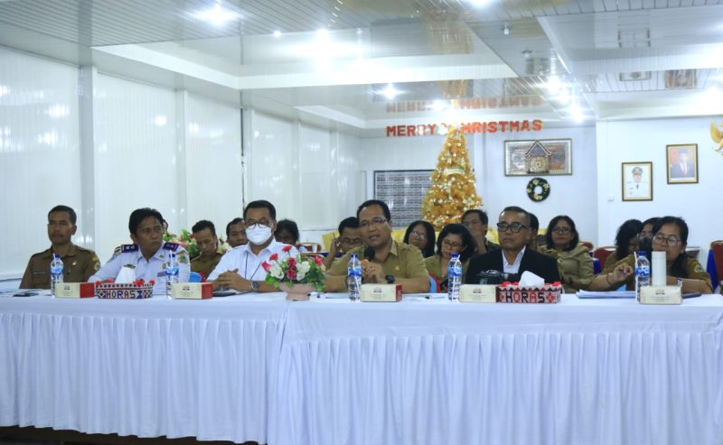 Pj Sekda Samosir Waston Simbolon melakukan konferensi pers kesiapan Pemkab Samosir menyambut Natal 2022 dan Tahun Baru 2023 serta Event Gebyar Danau Toba di Rumah Dinas Bupati Samosir, Senin (5/12/2022).