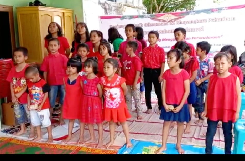 Anak-anak Panti Asuhan Yerahmeel mempersembahkan lagu-lagu pujian dalam bentuk koor dan menampilkan tarian.