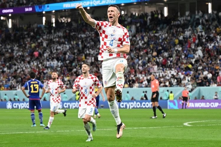 Penyerang Kroasia, Ivan Perisic, merayakan gol yang dicetaknya ke gawang Jepang pada partai 16 besar Piala Dunia 2022, Senin (5/12/2022).