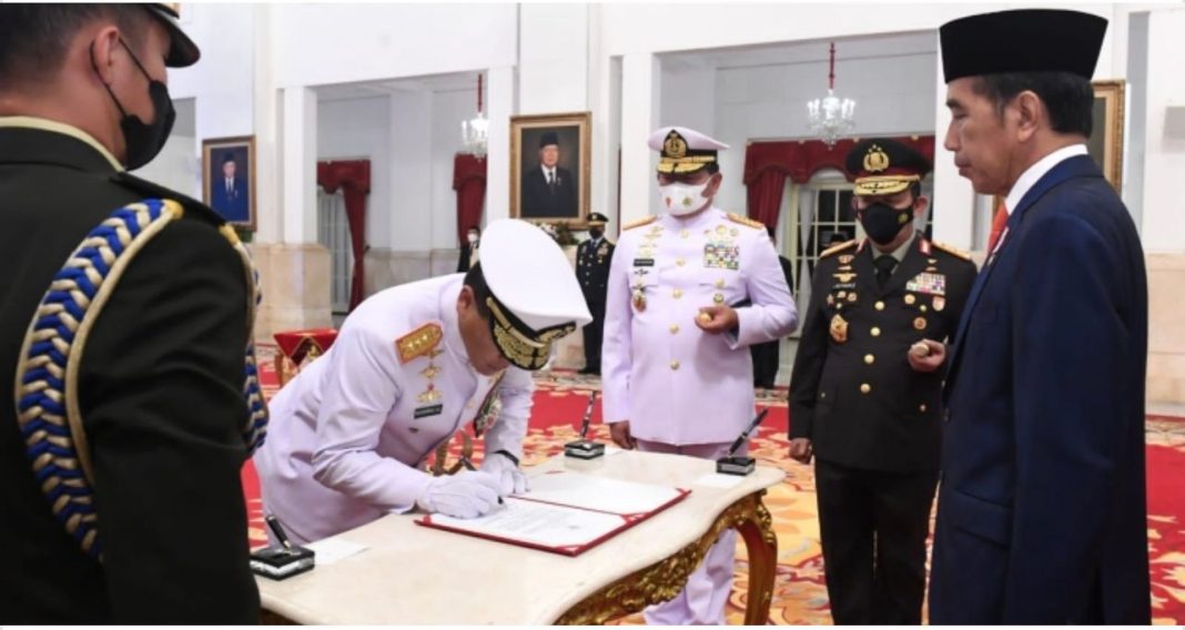 Presiden RI Jokowi melantik Laksamana Madya TNI Muhammad Ali sebagai KSAL di Istana Negara, Jakarta.