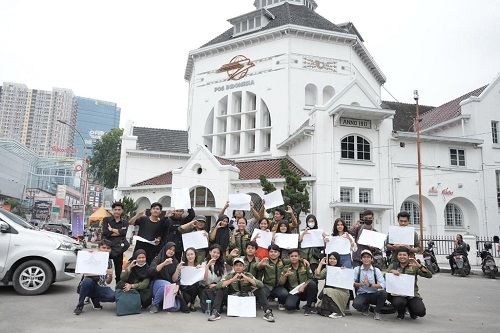 Mahasiswa Fakultas Teknik Jurusan Pendidikan Teknik Bangunan Unimed foto bersama di depan bangunan bersejarah Kantor Pos Medan, Rabu (7/12/2022).