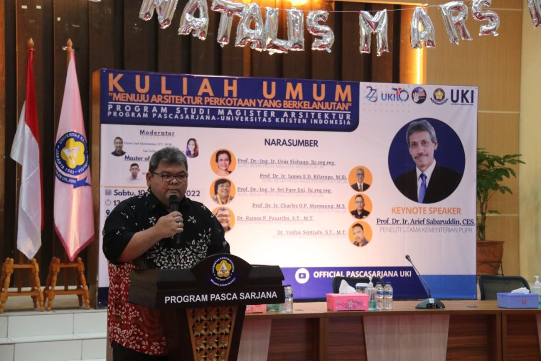 Kaprodi Magister Arsitektur UKI, Dr Ramos P Pasaribu ST MT menyampaikan kata pengantar dalam Kuliah Umum 