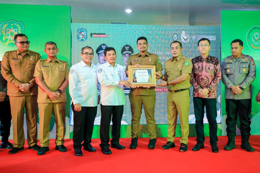 Wali Kota Medan Bobby Nasution didampingi Wakil Wali Kota Medan Aulia Rachman, Direktur Utama BPJS Kesehatan Ali Ghufron Mukti, Kepala Dinas Kesehatan Medan dr Taufik Ririansyah foto bersama usai launching UHC JKMB dan Soft Launching RSUD Bachtiar Djafar, Senin (5/12/2022). (Dok/buseronline.com)