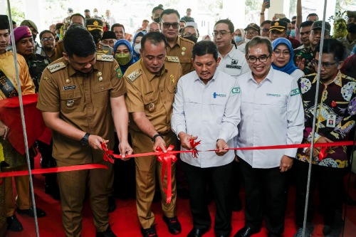 Wali Kota Medan Bobby Nasution bersama Direktur Utama BPJS Kesehatan Prof Ali Ghufron Mukti didampingi Direktur RSUD H Bachtiar Djafar dr Irliyan Saputra SpOG, Direktur Perluasan dan Pelayanan peserta BPJS David Bangun, Wakil Wali Kota Medan Aulia Rachman, melakukan gunting pita menandakan soft launching RSUD H Bachtiar Djafar di Jalan Kolonel Yos Sudarso Km 19, Kelurahan Pekan Labuhan, Kecamatan Medan Labuhan.