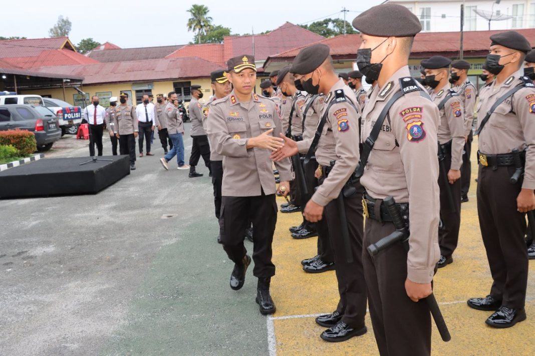 Kapolres Pematangsiantar AKBP Fernando menyalami para siswa Latja SPN Hinai Diktuba Polri tahun 2022 usai dilepas di Lapangan Mako Polres Pematangsiantar, Jalan Jenderal Sudirman.