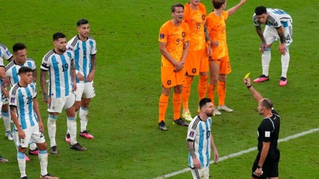 Lionel Messi menerima kartu kuning dalam duel Argentina vs Belanda di laga perempat final Piala Dunia 2022.