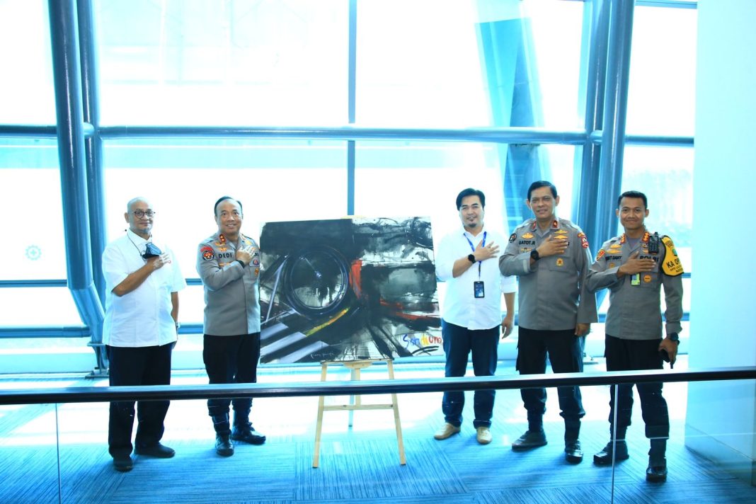 Kepala Divisi Humas Polri, Irjen Dedi Prasetyo di Bandara Soetta foto bersama dengan lainnya di Bandara Soetta, Tangerang, Banten.